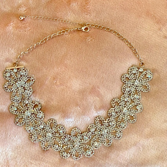 Jewelry - Flower and rose gold rhinestone necklace.